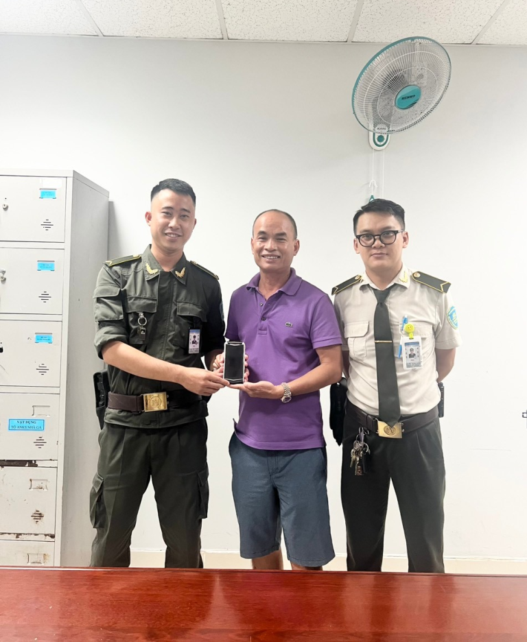 Cảng HKQT Phú Quốc trao trả lại tài sản cho hành khách bỏ quên trị giá khoảng 150 triệu đồng